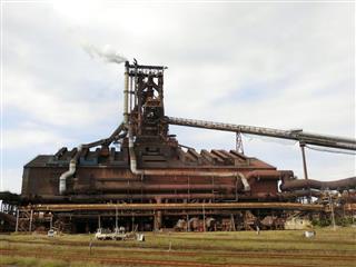 新日鉄住金君津製鉄所の第４高炉。中国発の市況攪乱（かくらん）要因が相次いで鉄鋼業界を直撃している＝千葉県君津市