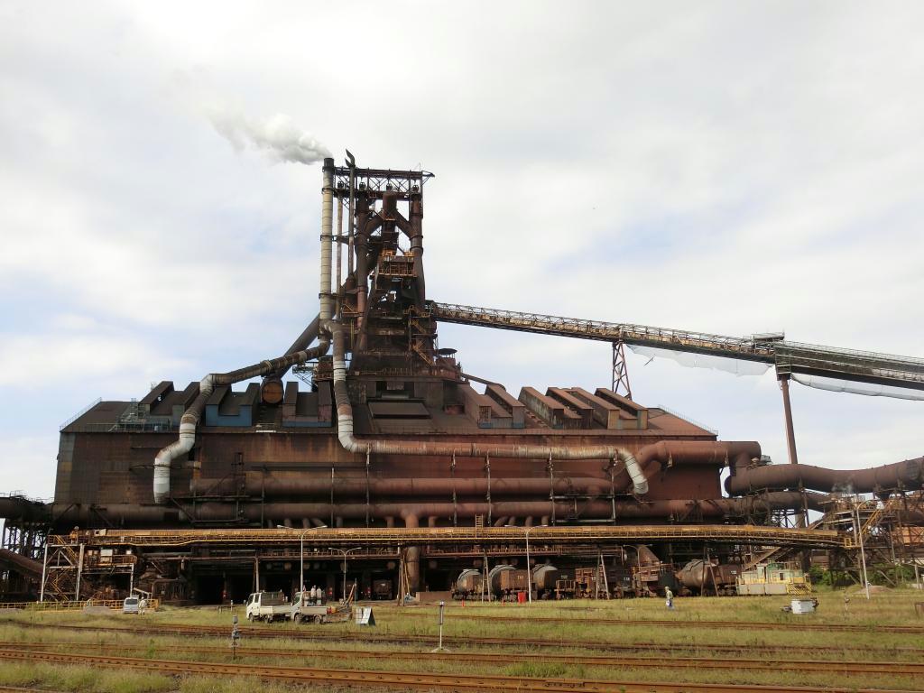 新日鉄住金君津製鉄所の第４高炉。中国発の市況攪乱（かくらん）要因が相次いで鉄鋼業界を直撃している＝千葉県君津市