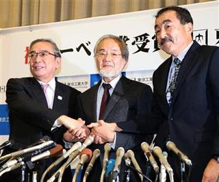 ノーベル医学・生理学賞を受賞した東京工業大栄誉教授の大隅良典氏（中央）会見後に撮影に応じた＝３日午後、東京都目黒区(福島範和撮影)