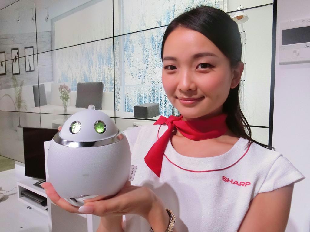 シャープが発表したホームアシスタント＝３日、千葉市美浜区の幕張メッセ