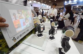 「ＣＥＡＴＥＣＪＡＰＡＮ２０１６」。シャープは「ロボホン」を出品＝千葉・幕張メッセ（伴龍二撮影）