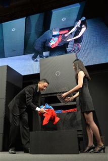 「ＣＥＡＴＥＣＪＡＰＡＮ２０１６」。セブンドリーマーズの世界初という全自動衣類折りたたみ機「ランドロイド」試作機＝４日、幕張メッセ（寺河内美奈撮影）