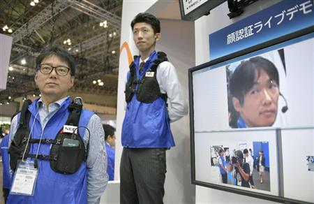装着したカメラが登録した危険人物などを照合し、スマートフォンや時計型端末に知らせる技術を紹介するＮＥＣのブース＝４日午前、千葉市の幕張メッセ