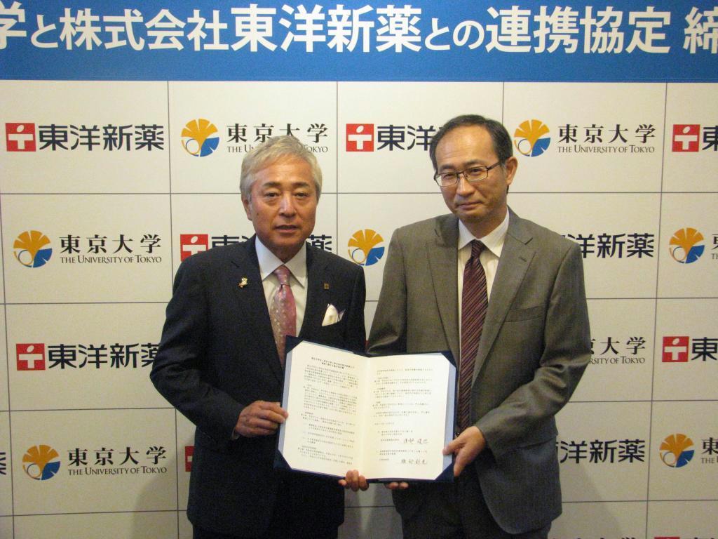 服部利光社長（左）