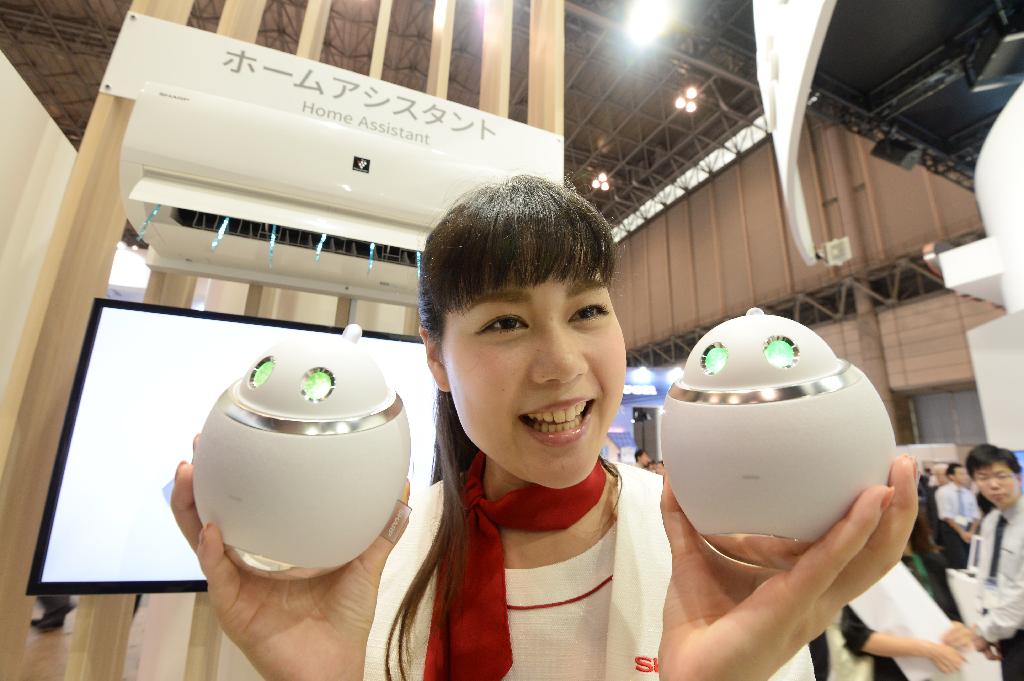 シャープのホームアシスタント。エアコンなどをつけてくれるという＝千葉・幕張メッセ（伴龍二撮影）