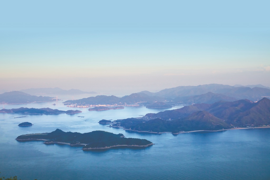 多くの島々と鏡面のように輝く海が織りなす瀬戸内海（写真提供：せとうち観光推進機構）