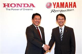 共同会見した青山真二ホンダ取締役執行役員（左）と渡部克明ヤマハ取締役常務執行役員（右）＝１０月５日午後、東京都港区芝公園の芝パークホテル（鈴木健児撮影）