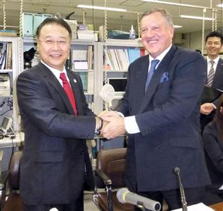 記者会見で握手するSOMPOホールディングスの桜田謙悟社長(左)と、エンデュランス・スペシャルティ・ホールディングスのジョン・シャーマンCEO=5日午後、東京都中央区 記者会見で握手するSOMPOホールディングスの桜田謙悟社長(左)と、エンデュランス・スペシャルティ・ホールディングスのジョン・シャーマンCEO=5日午後、東京都中央区
