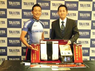 「より効果的なトレーニングを実践できる」と語る谷田社長（右）＝５日、東京都千代田区