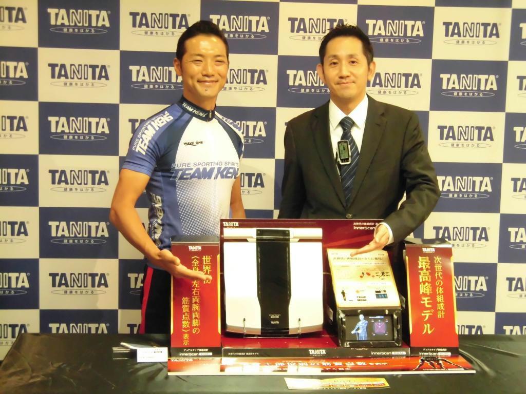 「より効果的なトレーニングを実践できる」と語る谷田社長（右）＝５日、東京都千代田区