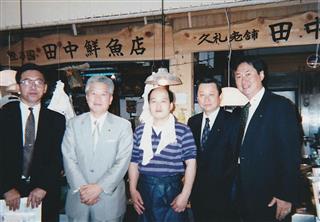 旭食品の８０周年で高知を訪問（左から２番目が当時の味の素の江頭社長、右から２番目が横山会長）