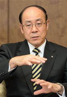 インタビューに答える第一生命ホールディングスの渡辺光一郎社長