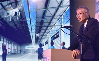 一般社団法人ドローン操縦士協会（ＤＰＡ）発足記念記者発表会で世界最大級の屋内ドローン専用コートについて話す小林一郎ＤＰＡ理事長＝６日、東京都渋谷区渋谷（渡辺照明撮影）