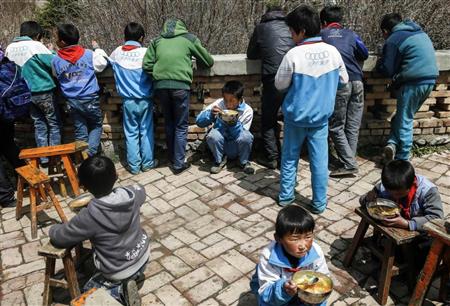 青海省互助トゥ族自治県の小学校で栄養豊富な給食を食べる児童。標高３０００メートル以上の土地で生産できる農作物はジャガイモなど種類が少なく食習慣の改善も必要となっている（中国新聞社）