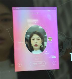 テレビューティーを使用後のオンライン会議画面。メークが施されたようにみえ テレビューティーを使用後のオンライン会議画面。メークが施されたようにみえ