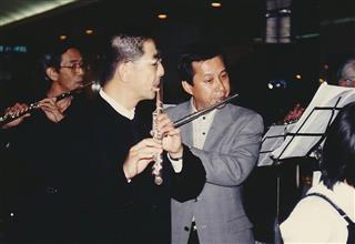 忙しい中でも趣味のフルートでリフレッシュ（右が横山会長）