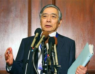 6日、米ワシントンで記者団の取材に応じる日銀の黒田総裁(共同) 6日、米ワシントンで記者団の取材に応じる日銀の黒田総裁(共同)
