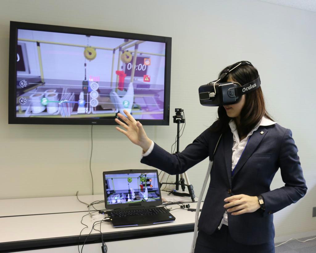 ＮＥＣが提供する企業向けＶＲコンテンツは、製造現場での作業などを仮想体験できる＝７日、東京都港区
