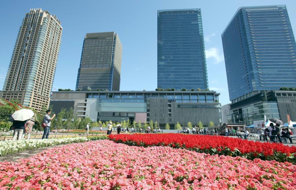 「うめきたガーデン」がオープンし、大勢の人たちが都会の花畑での散策を楽しんだ＝７日、大阪市北区