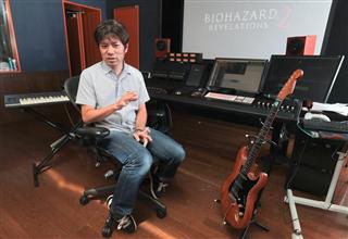 目だけではなく、耳でもゲームの世界観を体感してもらおうと曲作りに励むカプコンのサウンドクリエーターの鈴木幸太さん＝大阪市中央区（山田哲司撮影）