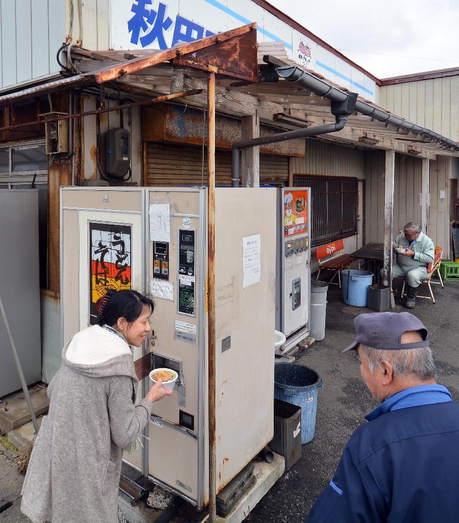 秋田港近くの船舶食料商「佐原商店」のうどん・そば自販機。４０年以上にわたって人々に親しまれた＝３月７日、秋田市土崎港西