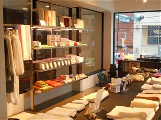 オーガニックタオルがそろう東京・青山の直営店「ＴＯＫＹＯＳＴＯＲＥ」。洗濯機と乾燥機を設置し、洗濯後の風合いを確認できる