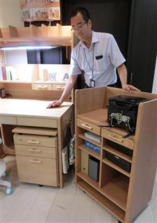 イトーキの学習机（左）と、学習道具用の収納ラック（右）。リビングで学習する子供に対応する商品も充実させる