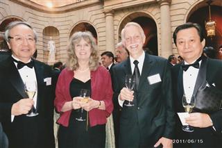 国内外を飛び回った専務時代に、バルセロナの国際会議にて（左端が当時の味の素社の伊藤社長＜現会長＞、右端が横山会長）