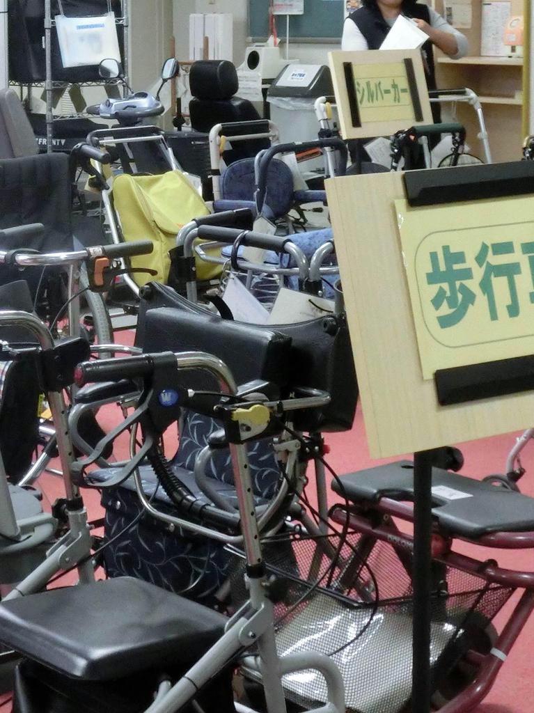 車いすや歩行車などを、要介護度の軽い人が利用するときの負担割合も見直しの対象になっている（写真と本文は関係ありません）