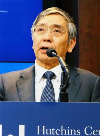 新たな金融政策の枠組みについて講演する日銀の黒田東彦総裁＝８日、ワシントン（共同）