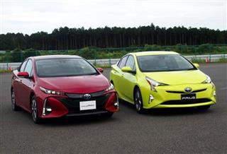 トヨタ自動車が今冬の発売を予定する新型「プリウスＰＨＶ」（左）と、ハイブリッド車「プリウス」