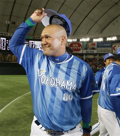 ファイナルステージ進出を決め、ファンの声援に笑顔で応えるＤｅＮＡのラミレス監督＝東京ドーム