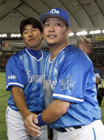 ファイナルステージ進出を決め、三浦（左）と喜ぶＤｅＮＡ・筒香＝東京ドーム