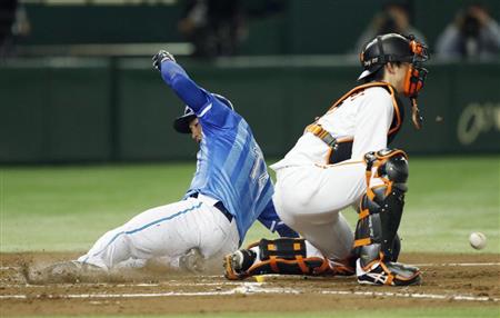 二回、ＤｅＮＡ１死二、三塁、関根の中犠飛で、三走石田が勝ち越しの生還。捕手小林誠＝東京ドーム