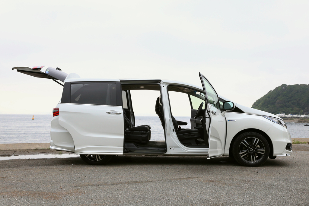 ドアをすべて開けた状態。天井は高く、床面は低く