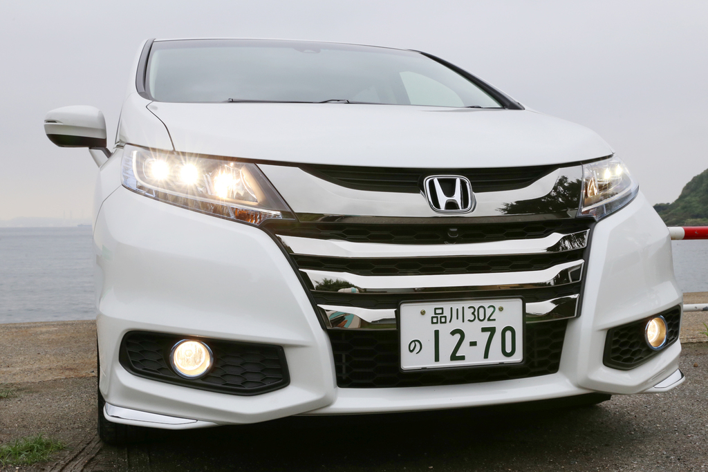 メッキを施した大開口のフロントグリルとＬＥＤヘッドライト