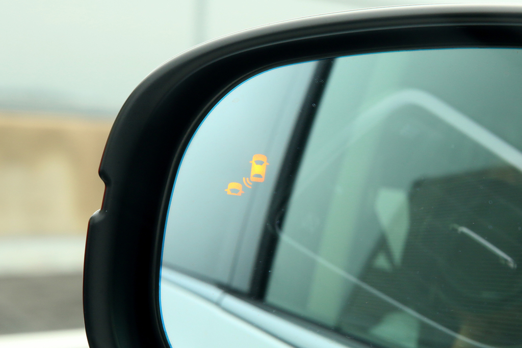 斜め後ろからの車両接近を知らせる「ブラインドスポットインフォメーション」