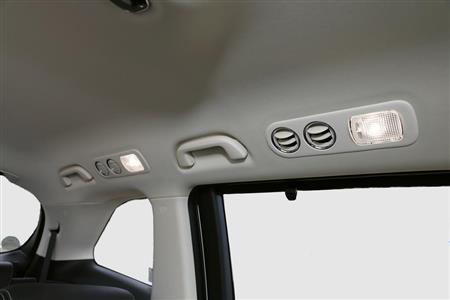 ２列目、３列目の車内灯とエアコンの吹き出し口