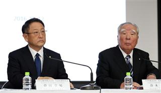 業務提携の検討開始を受け会見するトヨタ自動車の豊田章男社長とスズキの鈴木修会長（右）＝１２日、東京都文京区（桐山弘太撮影）