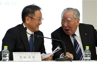 業務提携の検討開始を受け、会見で笑顔を見せるトヨタ自動車の豊田章男社長とスズキの鈴木修会長（右）＝１２日、東京都文京区（桐山弘太撮影）