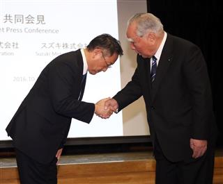 業務提携の検討開始を受け会見、会見の最後に握手を交わすトヨタ自動車の豊田章男社長とスズキの鈴木修会長（右）＝１２日、東京都文京区（桐山弘太撮影）