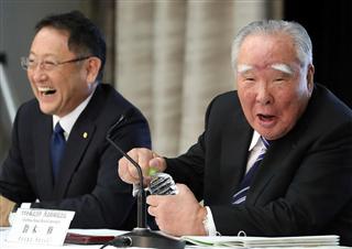 業務提携の検討開始を受け会見するトヨタ自動車の豊田章男社長とスズキの鈴木修会長（右）＝１２日、東京都文京区（桐山弘太撮影）