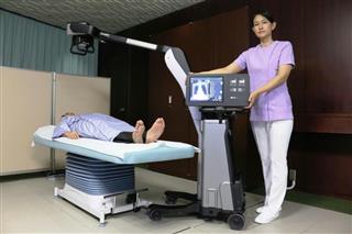 富士フイルムが発売する超軽量移動型デジタルＸ線撮影装置＝１１日、東京都港区