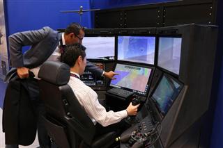 国際航空宇宙展で、米ジェネラル・アトミクス・エアロノーティカル・システムズが開設した無人偵察機の疑似操縦体験コーナー＝１２日、東京都江東区（宇野貴文撮影）