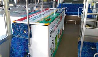 ヤマト運輸の荷物を積むための専用スペース（左）を設けた産交バスの車内