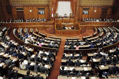 ２０１６年度第２次補正予算が可決、成立した参院本会議＝１１日午後