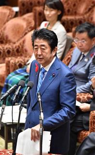 衆院予算委員会で答弁に立つ安倍晋三首相＝１２日午前、国会・衆院第１委員室（斎藤良雄撮影）