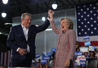 １１日、米南部フロリダ州で開かれた大統領選の民主党集会でクリントン候補（右）の応援に駆け付けたゴア元米副大統領（ゲッティ＝共同）