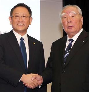 会見後に握手するトヨタ自動車の豊田章男社長（左）とスズキの鈴木修会長＝１２日、東京都文京区（桐山弘太撮影）