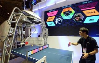シーテックの会場で公開されたオムロンの卓球ロボット シーテックの会場で公開されたオムロンの卓球ロボット